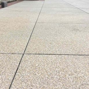舟山 黄金麻花岗岩石板材荔枝面地面铺装效果
