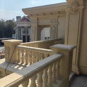 舟山 黄金麻别墅外墙干挂雕花配合阳台栏杆花瓶柱