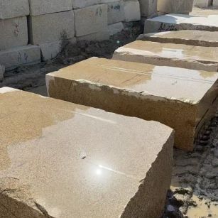 舟山 黄金麻方料堆场洗料分选中，原材料充足