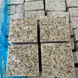 舟山 黄金麻花岗岩自然面小方块，弹石，马蹄石等