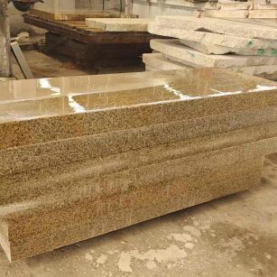 舟山 黄金麻栏杆料半成品加工中