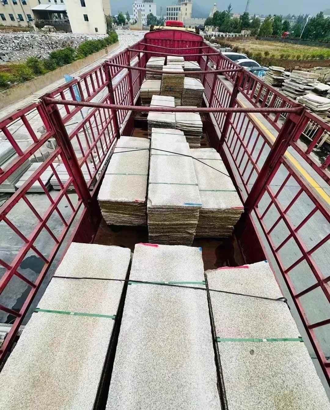 舟山 黄金麻花岗岩荔枝面，光面毛板装车完成