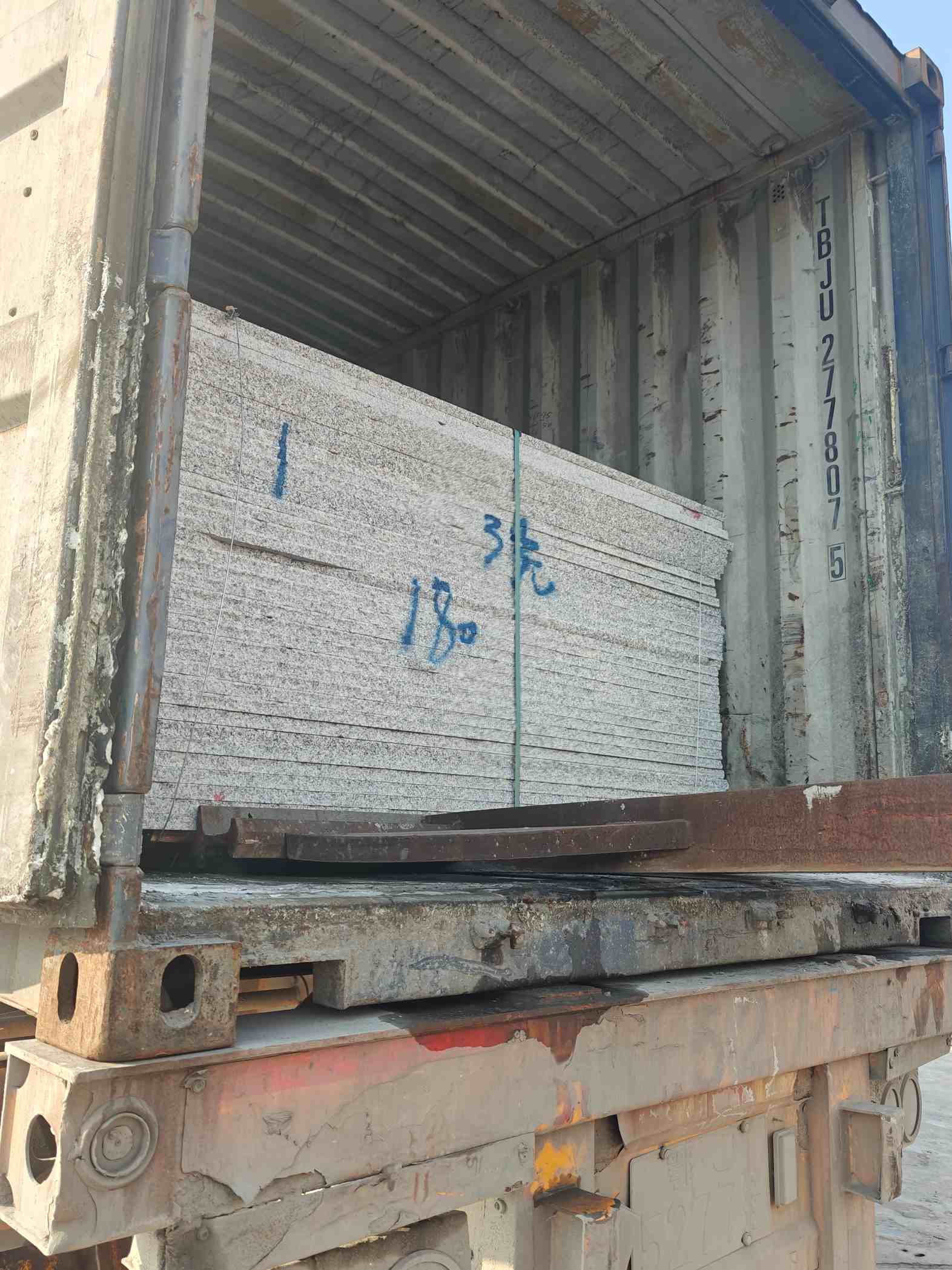 舟山 芝麻白花岗岩石材3.0公分光面毛板装柜出货