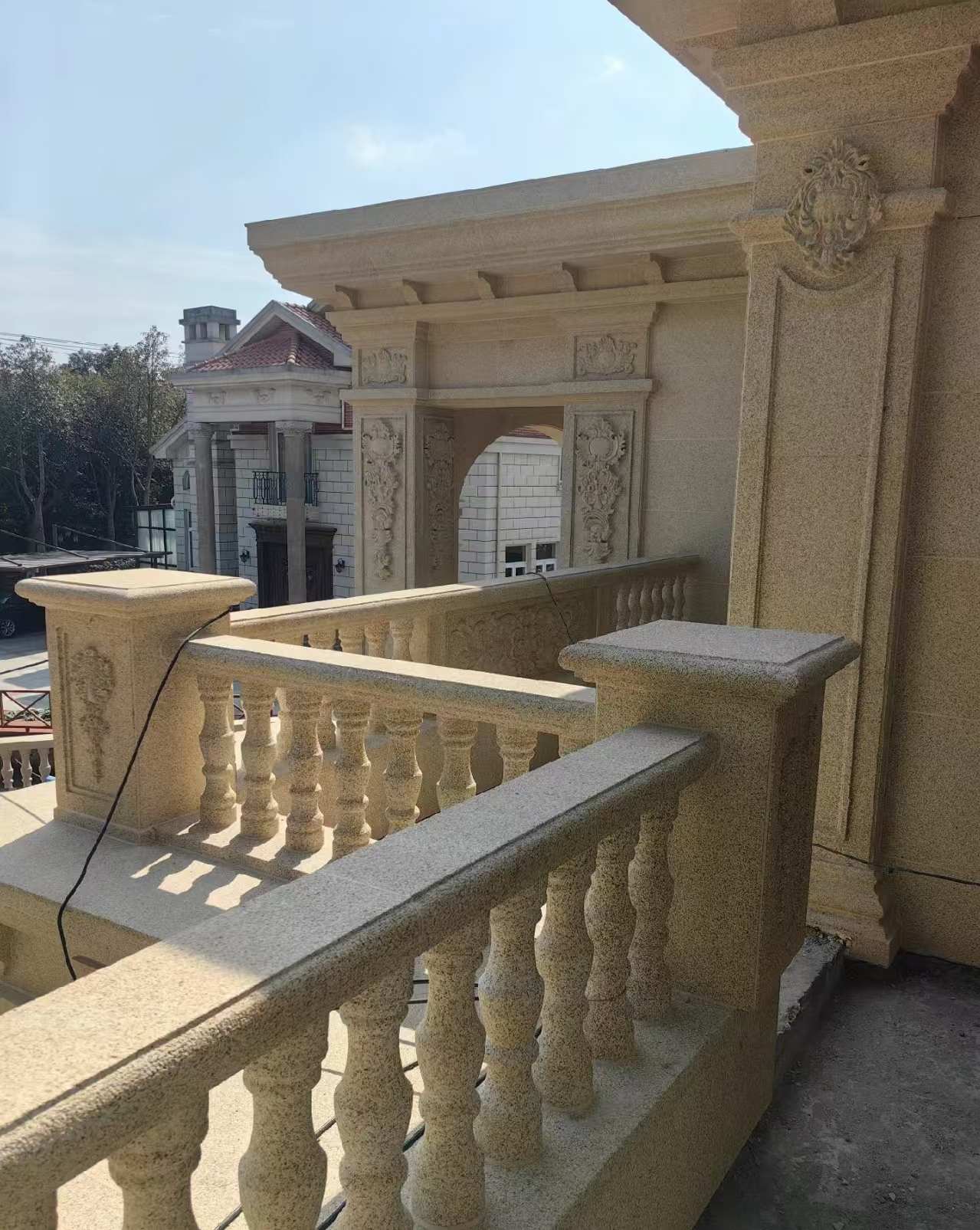 舟山 黄金麻别墅外墙干挂雕花配合阳台栏杆花瓶柱