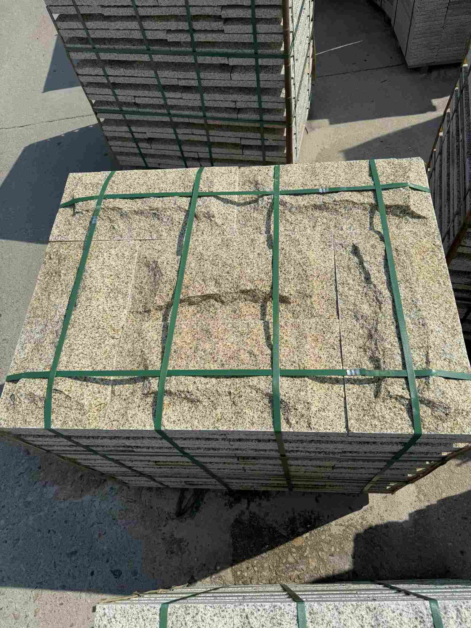 舟山 黄金麻花岗岩石材自然面蘑菇石成品