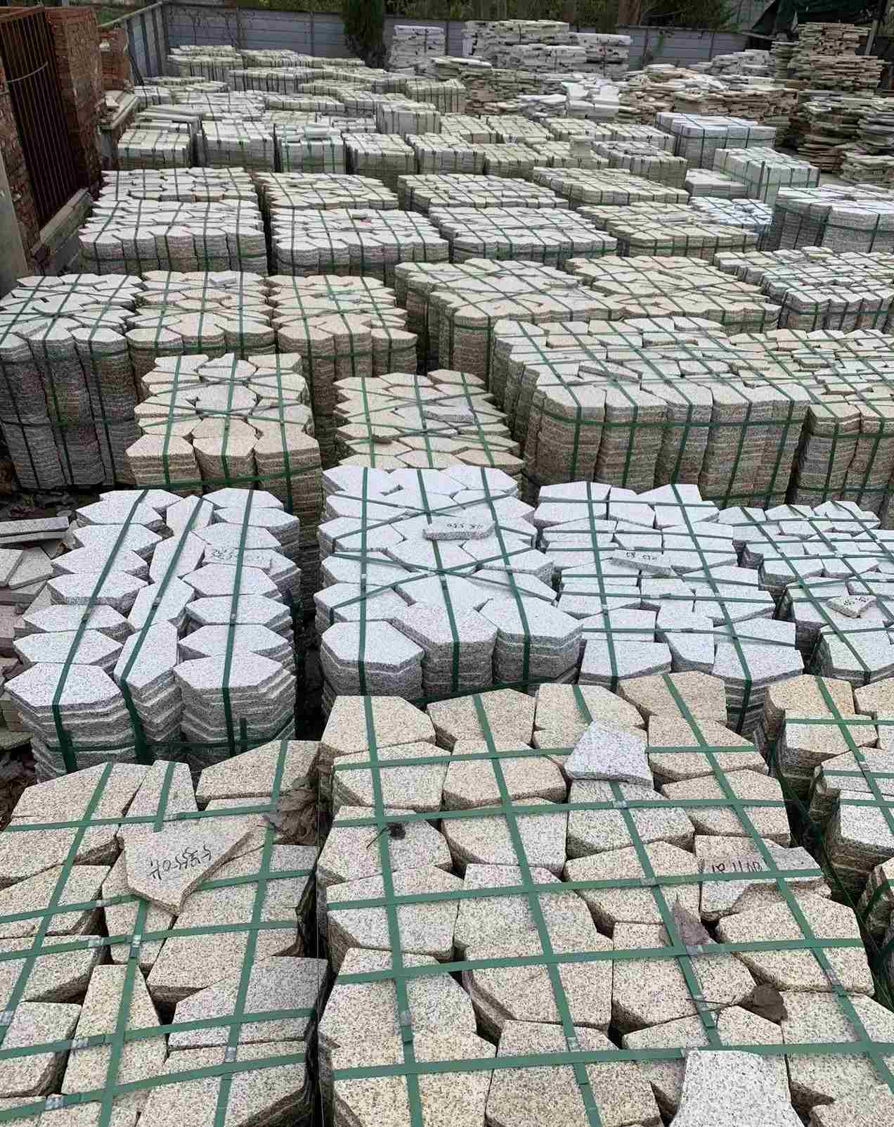 舟山 黄金麻白麻花岗岩荔枝面地铺石(冰裂纹)