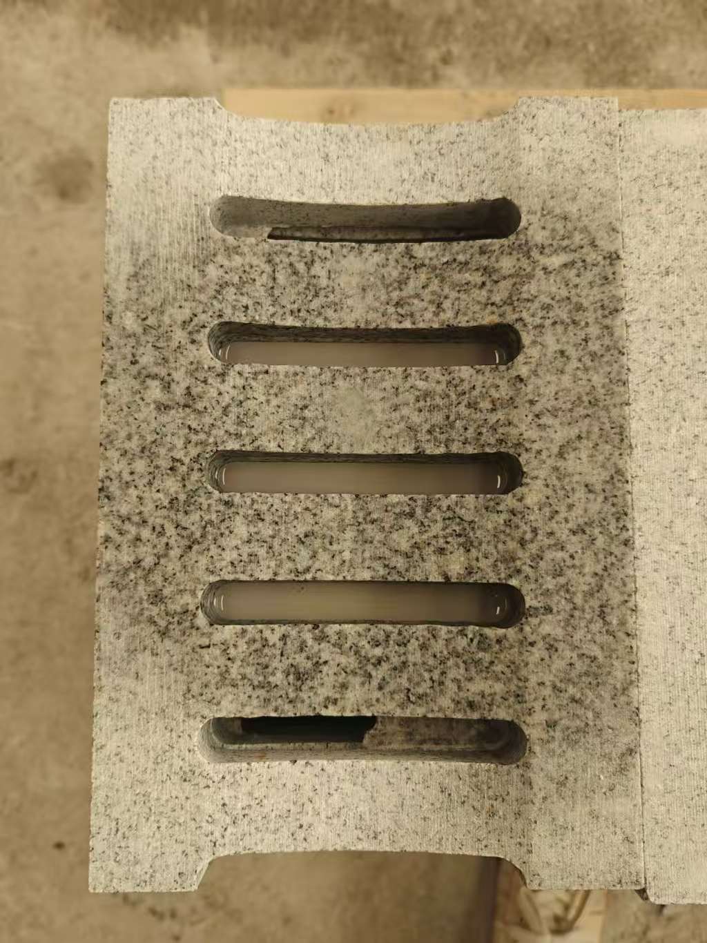 舟山 芝麻白拉丝面花岗岩U型开槽排水槽