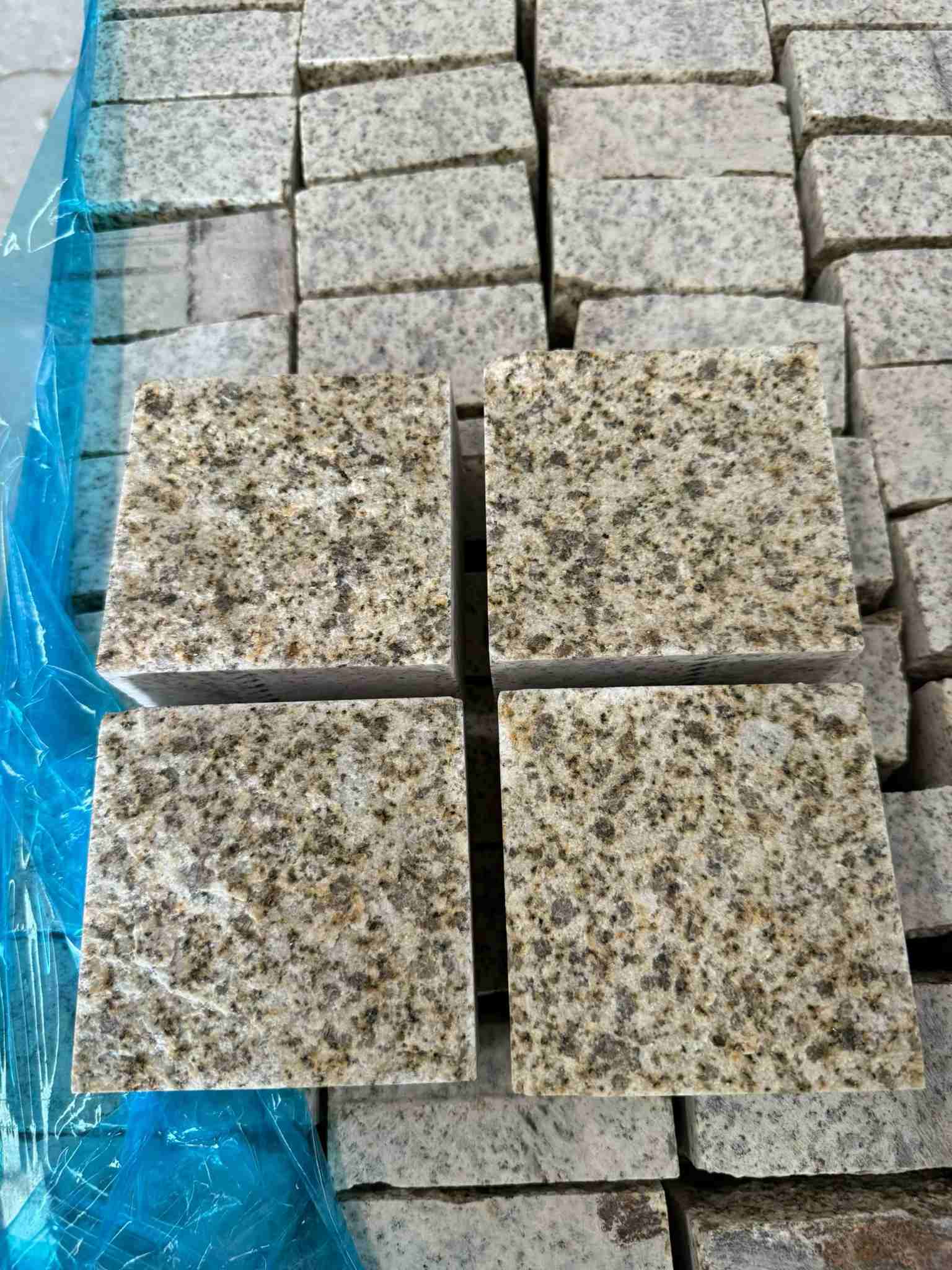 舟山 黄金麻花岗岩自然面小方块，弹石，马蹄石等