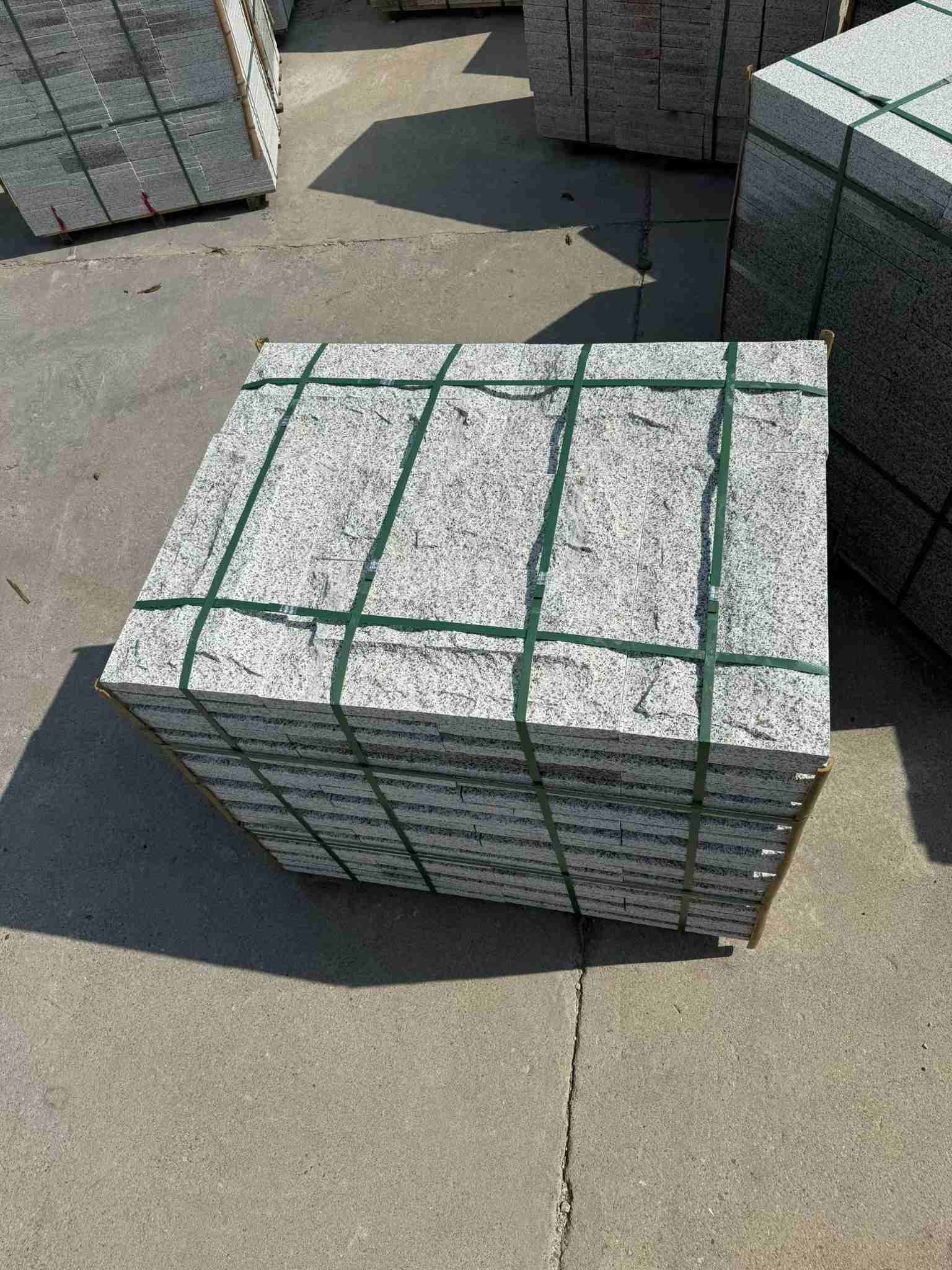 舟山 白麻花岗岩石材自然面蘑菇石成品