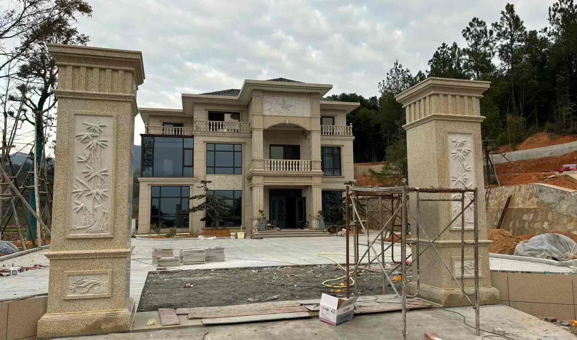 舟山 黄金麻花岗岩别墅雕花外墙干挂配上门口雕花罗马柱